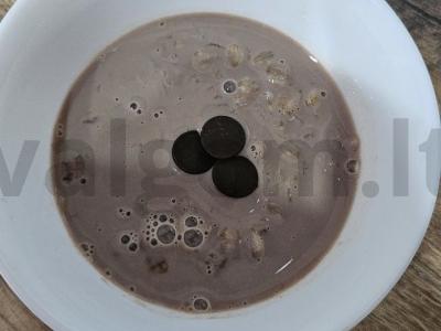 Avižinė košė su šokoladiniu pienu pagrindine nuotrauka