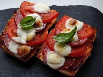 Karšti sumuštiniai su mocarela ir rūkytomis dešromis pagrindine nuotrauka