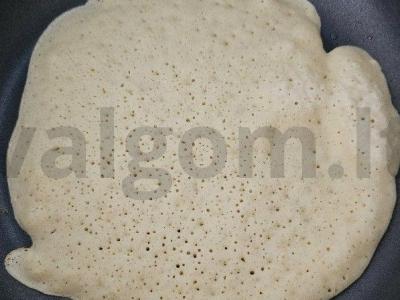 Ažūriniai blynai su braškių pieno kokteiliu Žingsnis 4