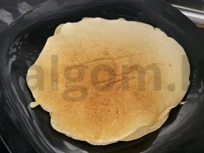 Ažūriniai blynai su braškių pieno kokteiliu Žingsnis 6