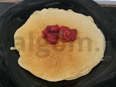 Ažūriniai blynai su braškių pieno kokteiliu pagrindine nuotrauka