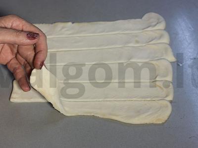 Dešrelės tešloje su mocarela ir pomidorų padažu Žingsnis 2