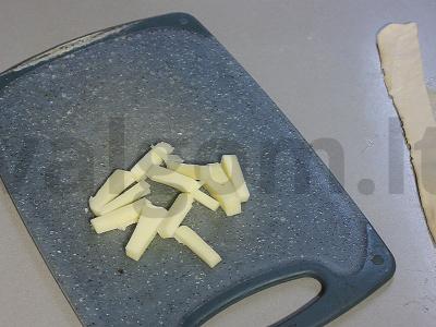 Dešrelės tešloje su mocarela ir pomidorų padažu Žingsnis 3