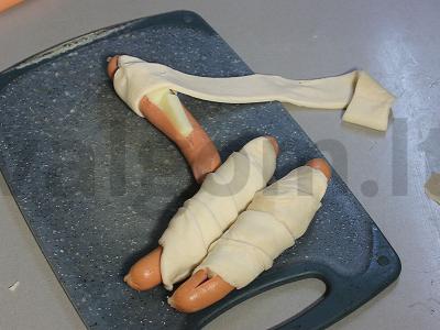 Dešrelės tešloje su mocarela ir pomidorų padažu Žingsnis 5