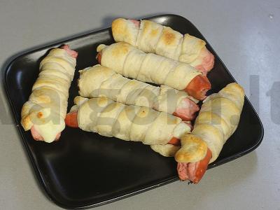 Dešrelės tešloje su mocarela ir pomidorų padažu Žingsnis 7