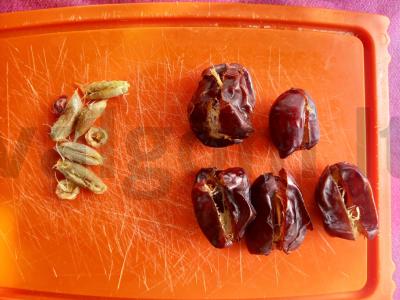 Datulės su sviestu ir juodąja druska Žingsnis 1