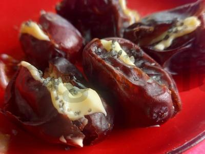 Datulės su sviestu ir juodąja druska pagrindine nuotrauka