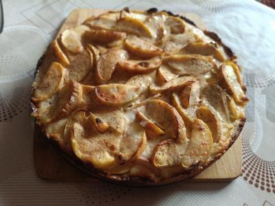 Obuolių pyragas ant trapios tešlos pagrindine nuotrauka