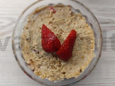 Desertas su braškėmis ir abrikosais pagrindine nuotrauka