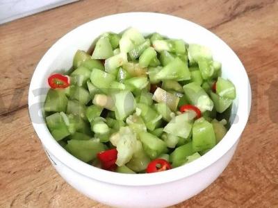 Aštrus užkandis iš žalių pomidorų ir čili pipirų pagrindine nuotrauka