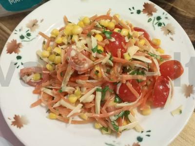 Salotos su kukurūzais ir korėjietiška morkų salotomis per 15 minučių pagrindine nuotrauka