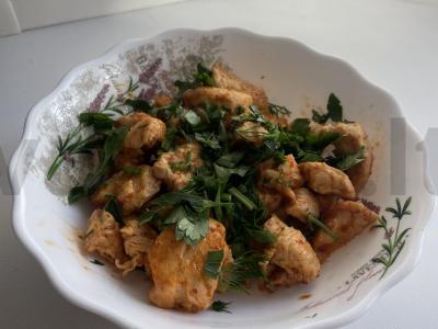 Vištienos gabaliukai su prieskoniais ir žolelėmis pagrindine nuotrauka