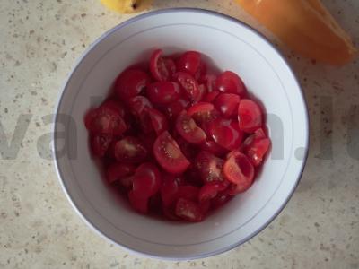 Salotos iš sunokusių vyšnių pomidorų su stracciatella sūriu Žingsnis 1