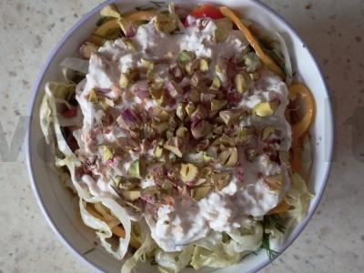 Salotos iš sunokusių vyšnių pomidorų su stracciatella sūriu pagrindine nuotrauka