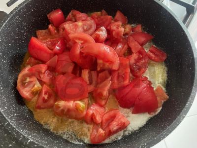 Plaktos kiaušinių su sultingais pomidorais Žingsnis 1