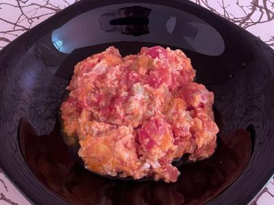 Plaktos kiaušinių su sultingais pomidorais pagrindine nuotrauka