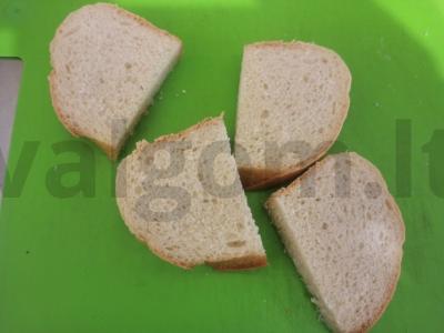 Kvietiniai skrudinti duonos gabaliukai su česnaku ir kepta šonine Žingsnis 1