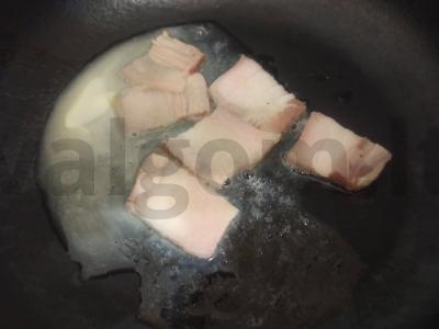 Kvietiniai skrudinti duonos gabaliukai su česnaku ir kepta šonine Žingsnis 2