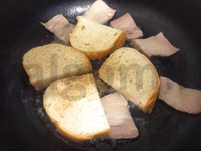 Kvietiniai skrudinti duonos gabaliukai su česnaku ir kepta šonine Žingsnis 3