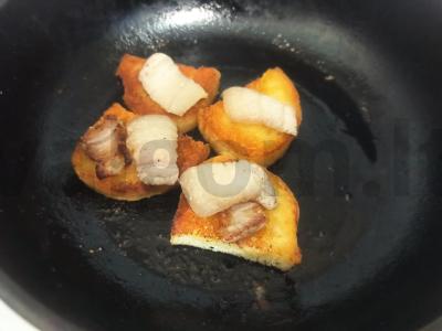 Kvietiniai skrudinti duonos gabaliukai su česnaku ir kepta šonine Žingsnis 4