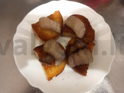 Kvietiniai skrudinti duonos gabaliukai su česnaku ir kepta šonine pagrindine nuotrauka