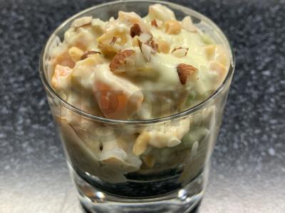 Vaisių salotos su grikių lazdelėmis, avokadu ir jogurtu pagrindine nuotrauka