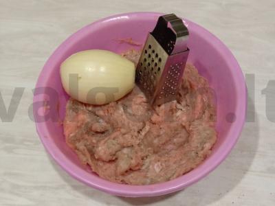 Makaronai-nestai su mėsos kotletais pomidorų padaže Žingsnis 2