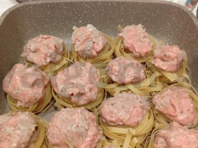 Makaronai-nestai su mėsos kotletais pomidorų padaže Žingsnis 6