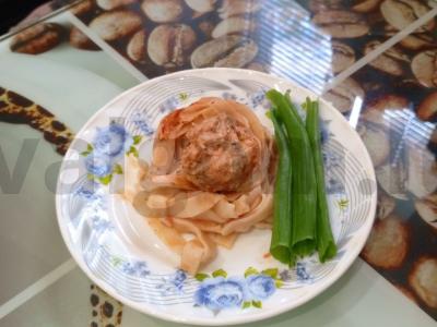 Makaronai-nestai su mėsos kotletais pomidorų padaže pagrindine nuotrauka