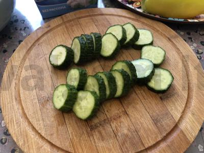 Salotas su feta sūriu ir sezamo mišiniu Žingsnis 1