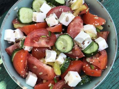 Salotas su feta sūriu ir sezamo mišiniu pagrindine nuotrauka