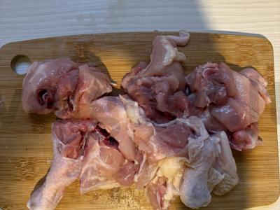 Vištiena su bulvėmis ir daržovėmis keptuvėje Žingsnis 1