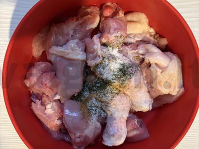 Vištiena su bulvėmis ir daržovėmis keptuvėje Žingsnis 2