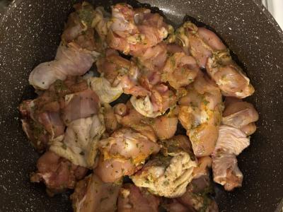 Vištiena su bulvėmis ir daržovėmis keptuvėje Žingsnis 4