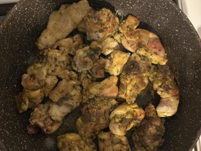 Vištiena su bulvėmis ir daržovėmis keptuvėje Žingsnis 5