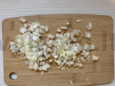 Vištiena su bulvėmis ir daržovėmis keptuvėje Žingsnis 6