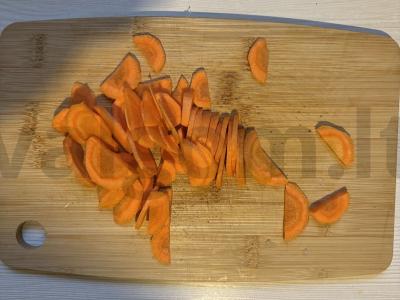 Vištiena su bulvėmis ir daržovėmis keptuvėje Žingsnis 7