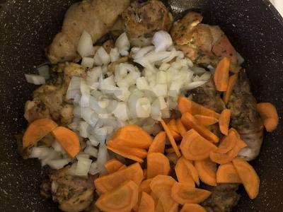 Vištiena su bulvėmis ir daržovėmis keptuvėje Žingsnis 8