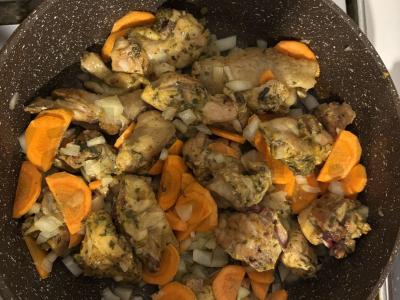 Vištiena su bulvėmis ir daržovėmis keptuvėje Žingsnis 9