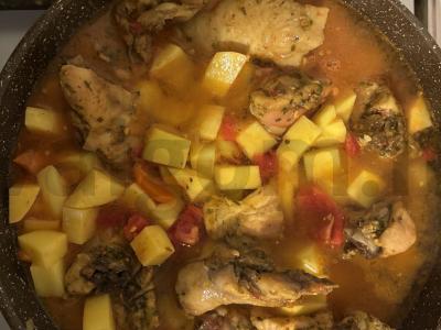 Vištiena su bulvėmis ir daržovėmis keptuvėje Žingsnis 14