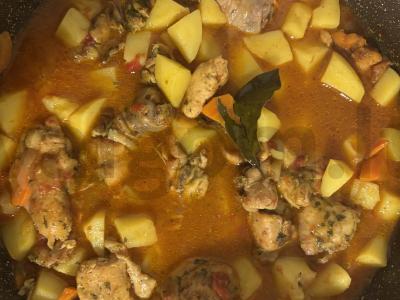 Vištiena su bulvėmis ir daržovėmis keptuvėje Žingsnis 15