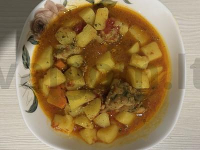 Vištiena su bulvėmis ir daržovėmis keptuvėje pagrindine nuotrauka