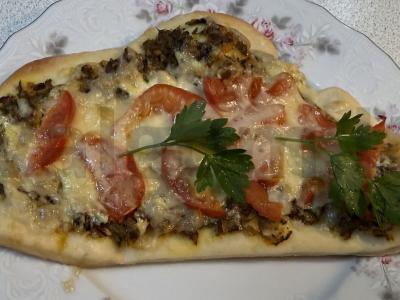 Skani grybų padažo ir mocarelos trikampiai pagrindine nuotrauka