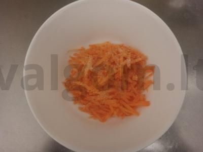 Vaisių desertas su morkomis, mangais ir obuoliu Žingsnis 2