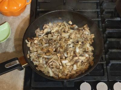 Vištienos filė grietinėlės padaže su grybais ir žolelėmis Žingsnis 4