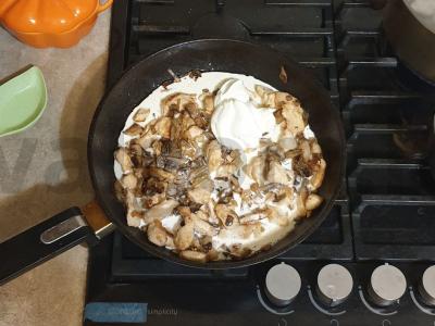 Vištienos filė grietinėlės padaže su grybais ir žolelėmis Žingsnis 6