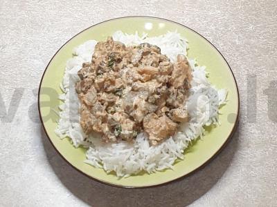 Vištienos filė grietinėlės padaže su grybais ir žolelėmis pagrindine nuotrauka