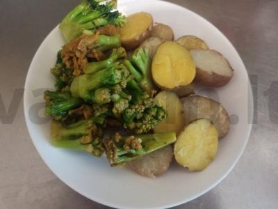 Jauni bulvės su žiediniu kopūstu pagrindine nuotrauka