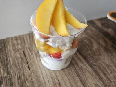 Desertas su nektarinu ir savojardi sausainiais pagrindine nuotrauka