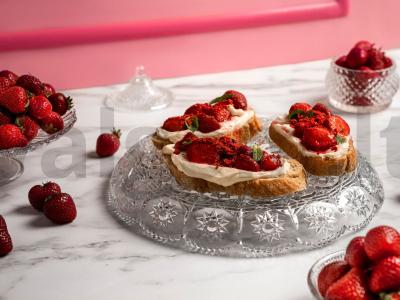 Brusketa su kepta braške ir rikota pagrindine nuotrauka